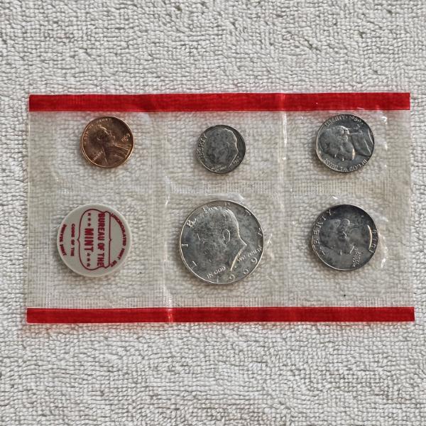 1969 United States Uncirculated Mint Set ft. 40% Silver 1969 Kennedy Half-Dollar