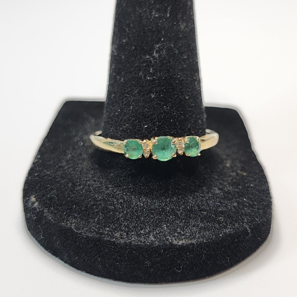 Beautiful 14K Yellow Gold Ring w/ Green Gemstones - Size 10.5 - TW: 1.8g