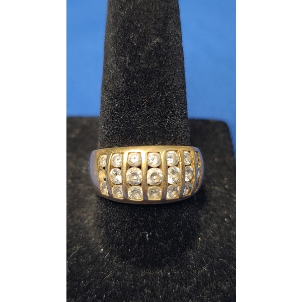 14K Gold Ring With Clear Stones - Size 8 - Weight: 4.6g