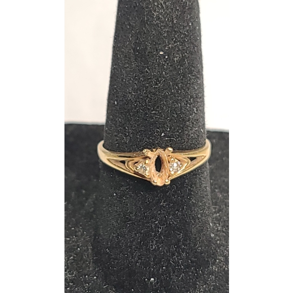 Vintage 14K Yellow Gold Plumb Engagement Ring With Accent Diamonds - Size 6 - Weight: 1.9g
