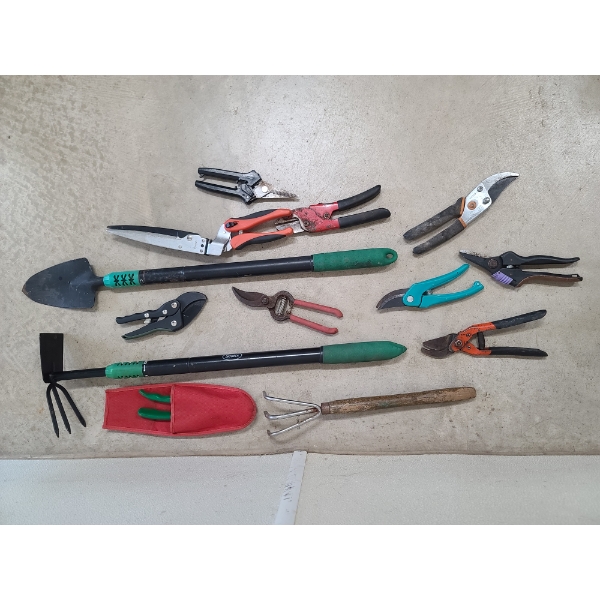 Large Lot of Assorted Gardening Tools Including Scott's Extendable Shovel & Hoe