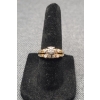 Image 2 : Stunning 14K Gold Women's Ring -Size 6 - With One Large Diamond & Some Small Diamonds - Weight: 4.4g
