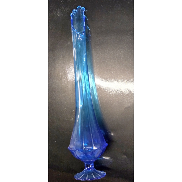 Excellent Condition Extraordinary Viking Glass 25'' Vintage Colonial Blue Swung Vase 
