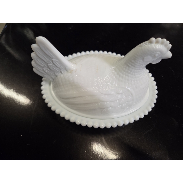 Excellent Condition Vintage Highly Collectable 7'' Milk Glass Hen On Nest Dish 