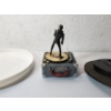 Image 7 : Lot of Elvis Presley Collectibles: Clocks, Frisbee, Dish, Figurine 