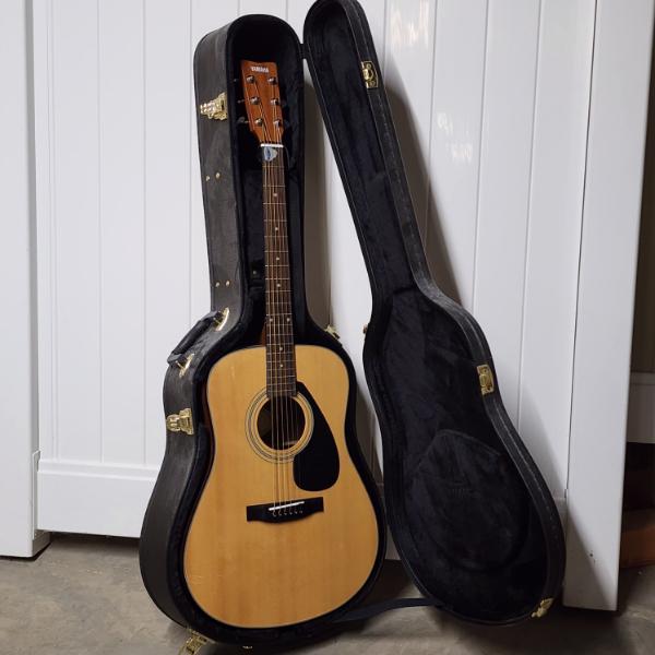 Beautiful Yamaha F325D HOOO869W Acoustic Guitar in Nice Carrying & Storage Case ~ LIKE NEW CONDITION