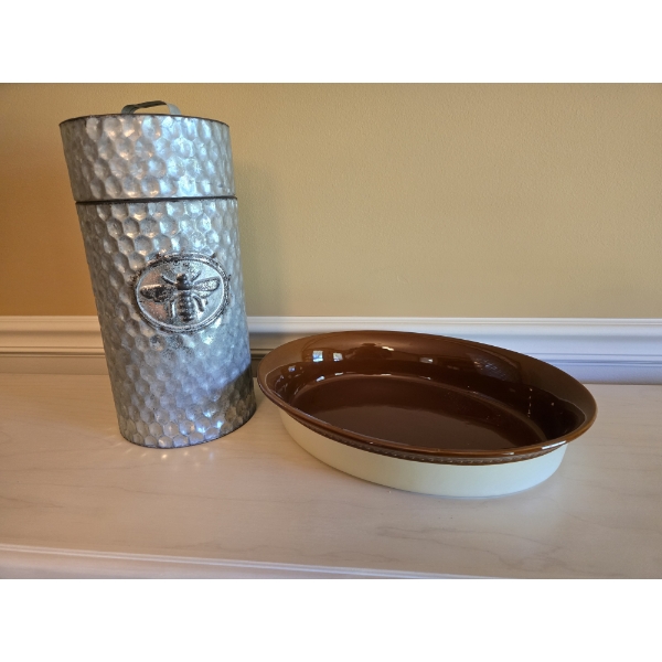 Bee Tin 13" & Stoneware Baking Dish 11x14