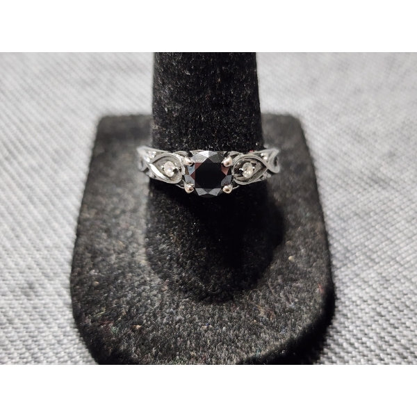 Breathtaking 14K White Gold Ring Featuring Stunning Black Center Stone & Small Diamond Accents 4.2 G