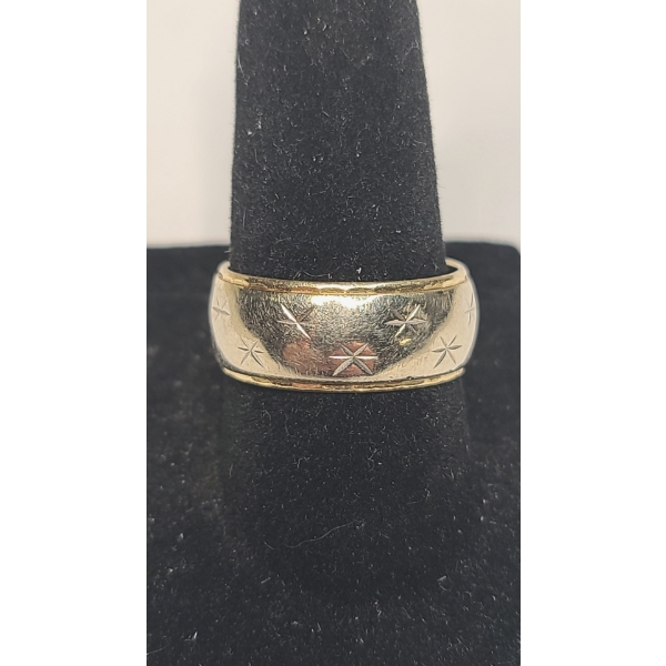 Women's 14K Yellow Gold Wedding Band With Starburst Designs - Size: 7.5g - Weight: 7.2g 