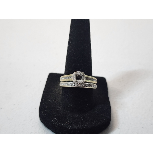 Gorgeous 14K Gold Ring with Diamonds - Size 8 - Total Weight: 6.6g