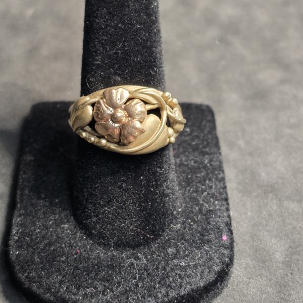 10k Gold Ring with Flower Detail - 5.0 Gr