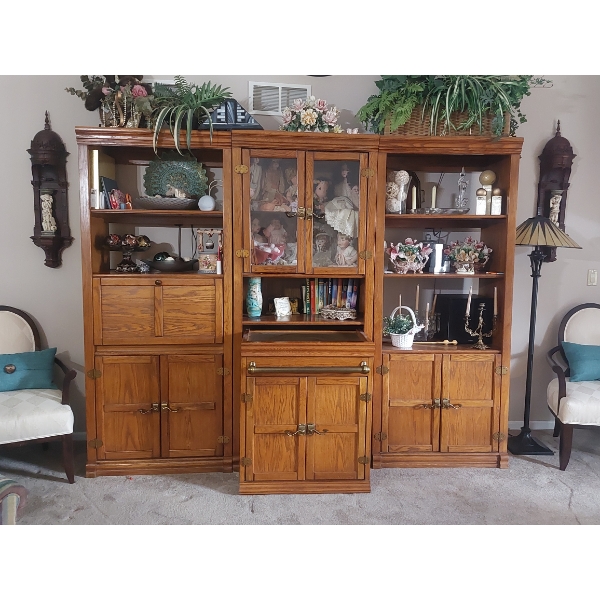 Fantastic 3 Pc Set - Solid Oak LR Cabinet Set With Center Slide Out Bar - Superb