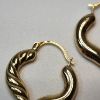 Image 3 : 10K Yellow Gold Heart-Shaped Twisted Hoop Earrings - Total Weight: 1.0g