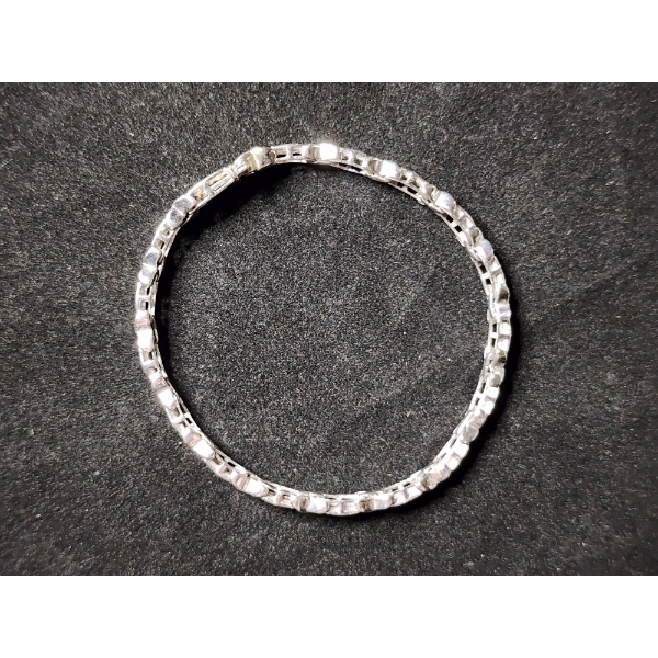 Beautiful Diamond 10K White Gold Bracelet Weighing 8.7 Grams