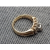 Image 6 : Stunning 14K Gold Women's Ring -Size 6 - With One Large Diamond & Some Small Diamonds - Weight: 4.4g