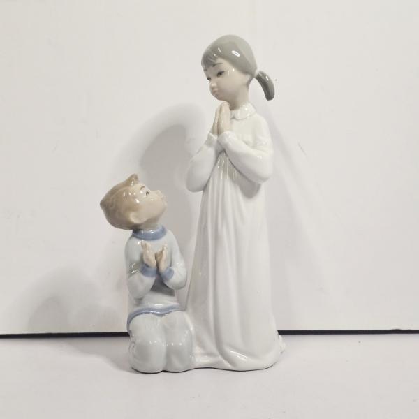 IMMACULATE!!! Lladró Teaching To Pray Porcelain Figurine, 4779, 8.75x4.75"