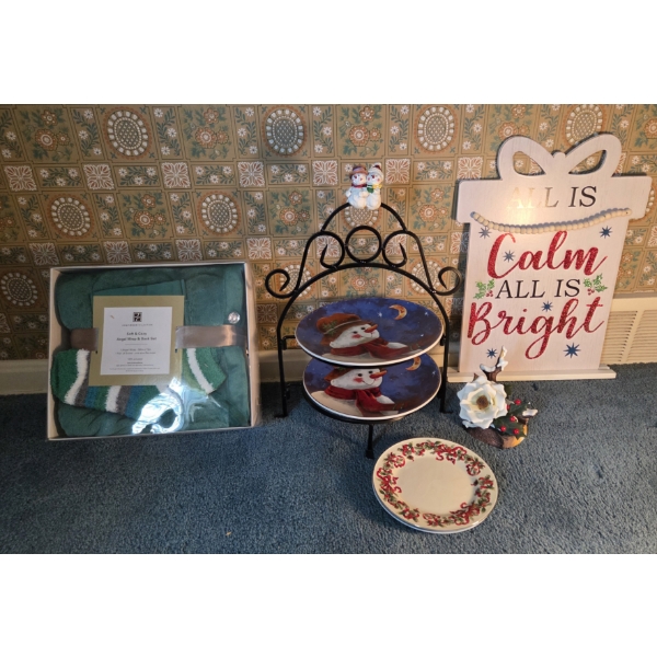 PICKUP IN CANTON - Musical Holly Decor, New Gift Set, Tiered Stand, & Christmas Sign 