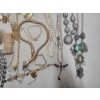 Image 7 : Lot of Costume Jewelry: Necklaces and Bracelets 