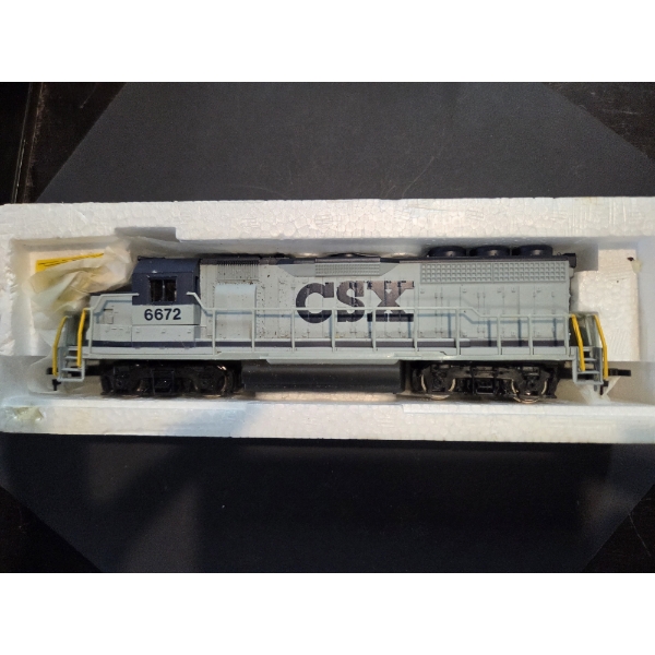 HO Scale Lighted 6672 CSX Engine In Great Condition