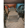 Image 3 : Vintage Singer Sewing Machine/ Table