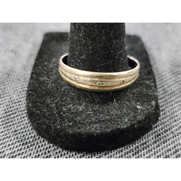 Nice 10K Gold Ring Ft. Small Clear Stones Weighing 2.5 Grams ~ Size 12