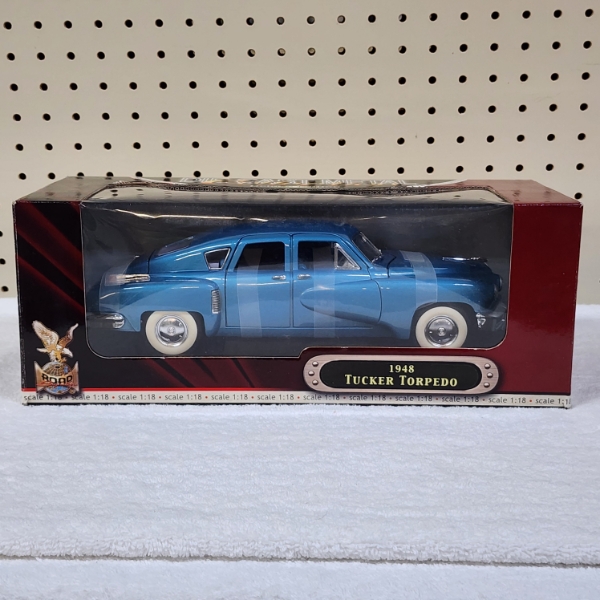 Road Signature Die Cast Metal Collection 1:18 Scale 1948 Tucker Torpedo Collectible Toy Car NEW!
