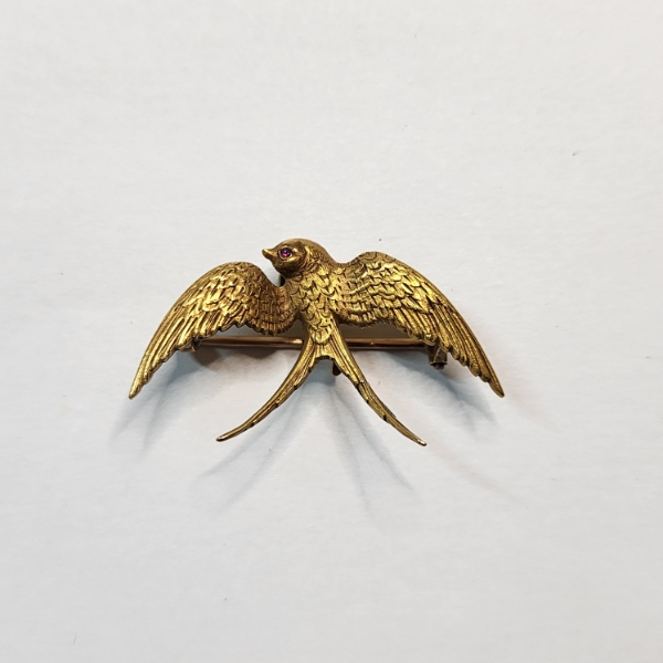 Gorgeous Victorian 14K Gold Swallow Brooch with Intricate Details and Gemstone Eye TW: 3.1g