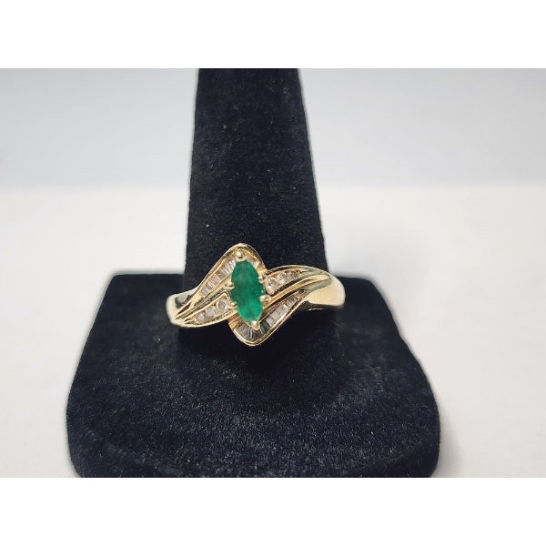 Gorgeous Vintage-Style 14K Yellow Gold Ring With Emerald Centerstone and Diamonds Size 9 - TW: 4.8g