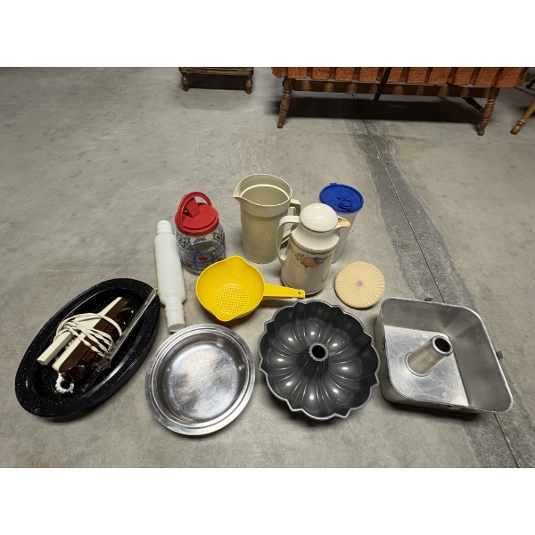 *Pick Up At Mantua Home-No Shipping Available* Kitchen Items - electric knife - roasting pan - cake 