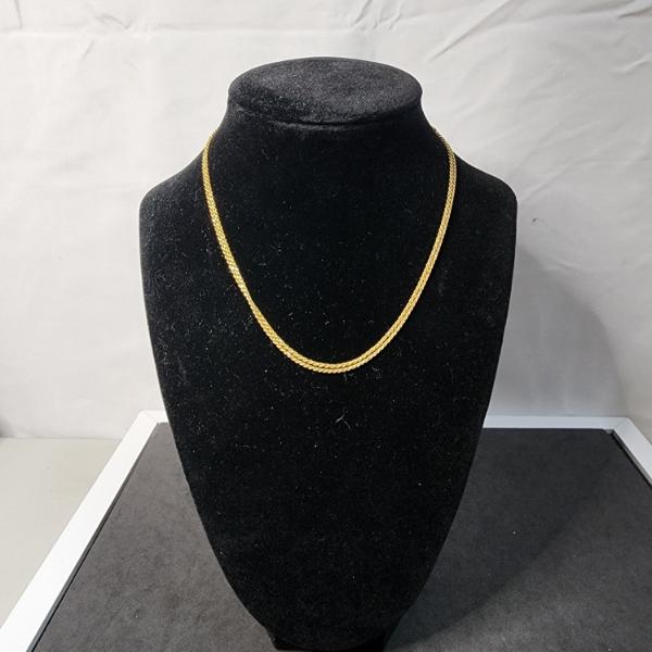 Beautiful 18K Gold Necklace Weighing 7.9 Grams Total