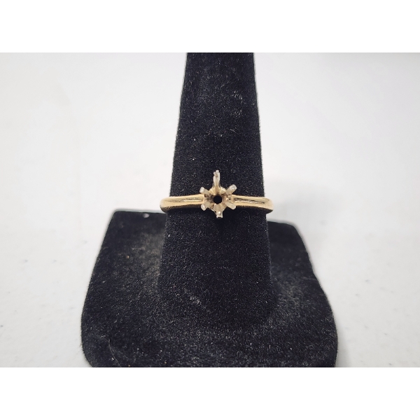 14K Yellow Gold Ring - Size 7 - Total Weight: 2.7g