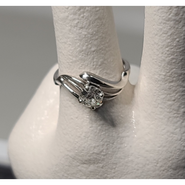 Beautiful 10K Gold Ring With Breathtaking Diamond - Weighs 3.7 Grams