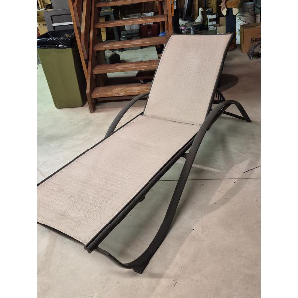 Louisville Home Pickup - EXCELLENT OUTDOOR ADJUSTABLE CHAISE LOUNGE / RECLINER - PERFECT CONDITION  