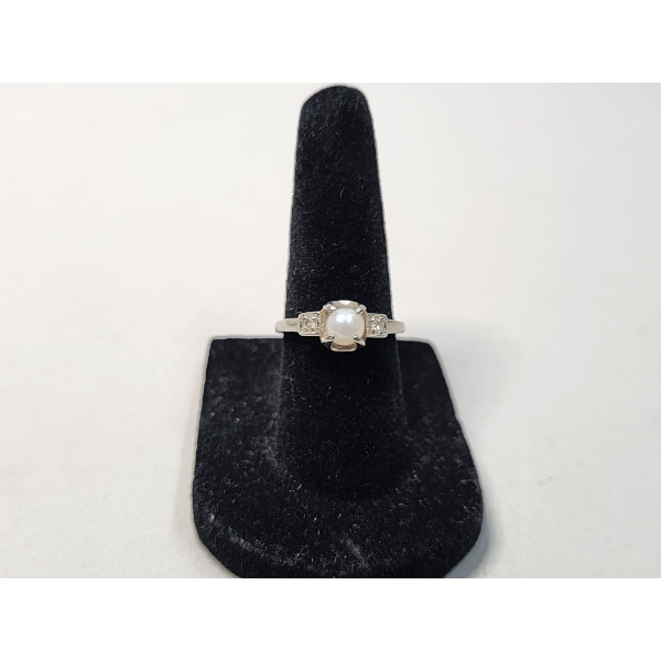 Gorgeous 10K White Gold Ring with Pearl - Size 6 - Total Weight 2.4g