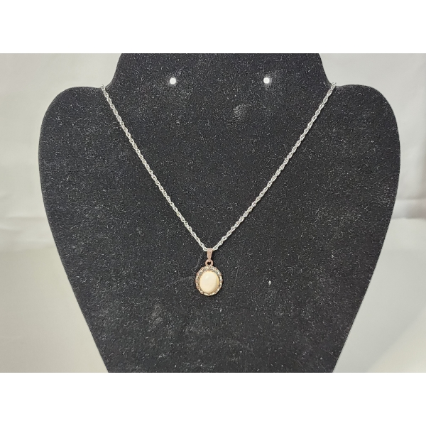 18in Necklace with 2.33ct Garnet Pendant TW: 4.4g