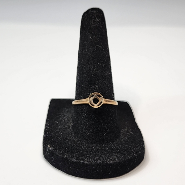 10K Yellow Gold Ring - Size 8 - Total Weight: 1.1g