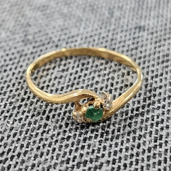 10K Yellow Gold Ring Ft Two Small Diamonds & Nice Green Center Stone ~ Size 4 ~ Weighs 0.8 Grams