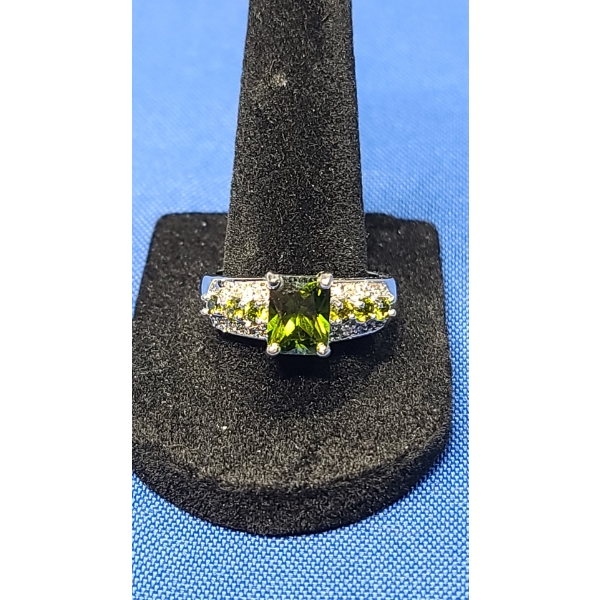 Women's 10K White Gold Ring With Green & Clear Stones - Size 10 - Weight: 5.6g