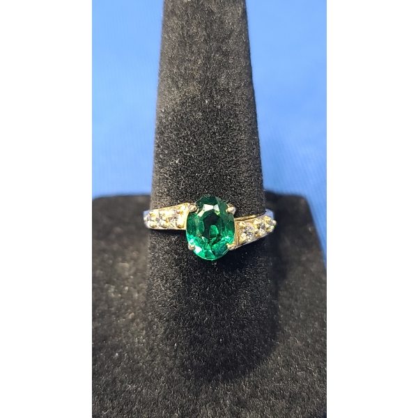 Women's 14K Gold Ring With Emerald & Clear Stones - Size 7 - Weight: 2.5g