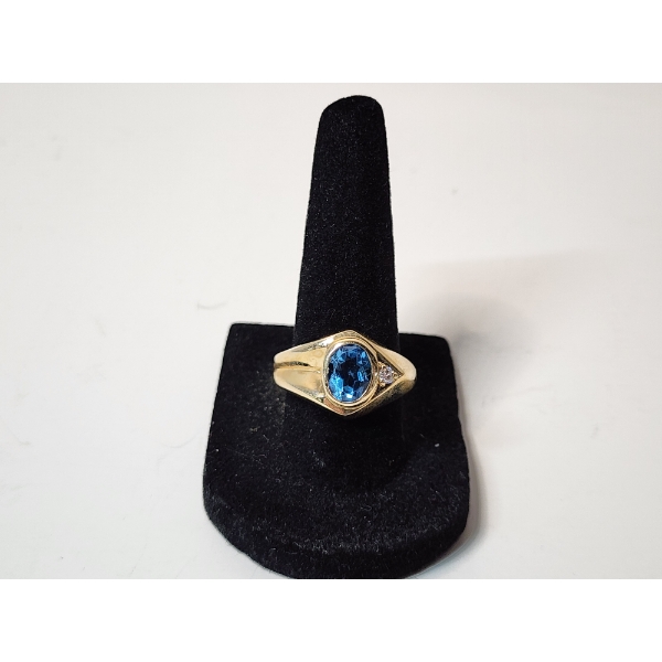 10K Gold Ring with Large Topez and Diamond - Size 8 - Total Weight: 6.2g