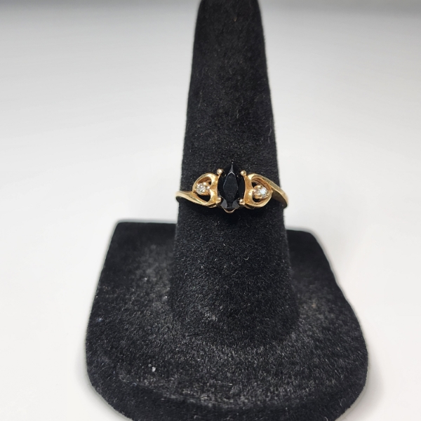 Gorgeous Vintage 10K Yellow Gold Ring with Onyx Stone & Heart Details - Size 6.5 - TW: 1.6g