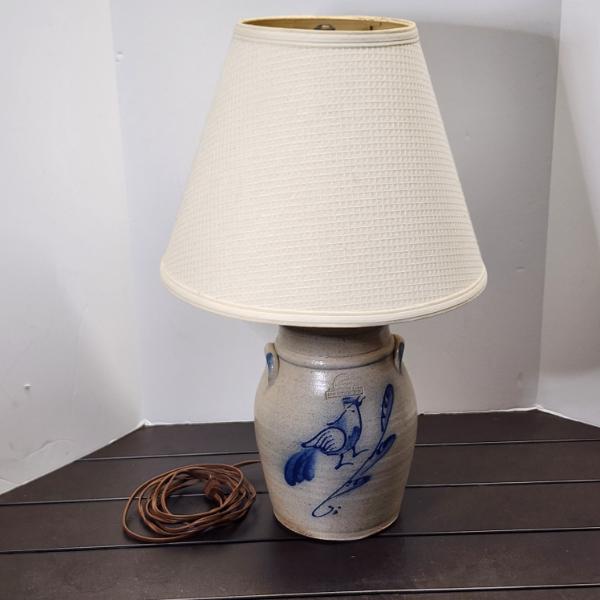 Nice 1986 Rowe Pottery Works Crock Lamp Ft. Beautiful Bird Painted On Side ~ With Shade