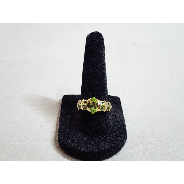 14K Gold Peridot Cluster Ring - Size 8 - Total Weight 2.8g