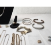 Image 9 : Lot of Assorted Costume Jewelry: Gold-Plated Pieces, Rings, Necklaces, Bracelets