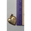 Image 6 : 14K Yellow Gold Heart Locket Pendant With Etched Floral Motif - Weight: 1.4g
