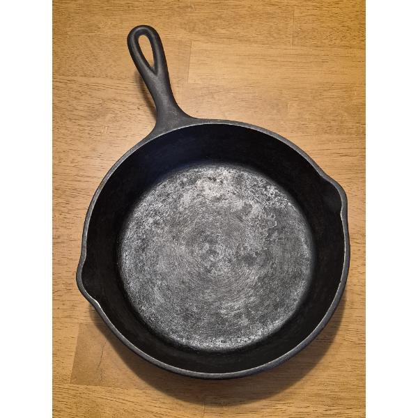 HTF # 5 CAST IRON SKILLET W / 3 NOTCH HEAT RING IN FANTASTIC CONDITION - SEE PICS