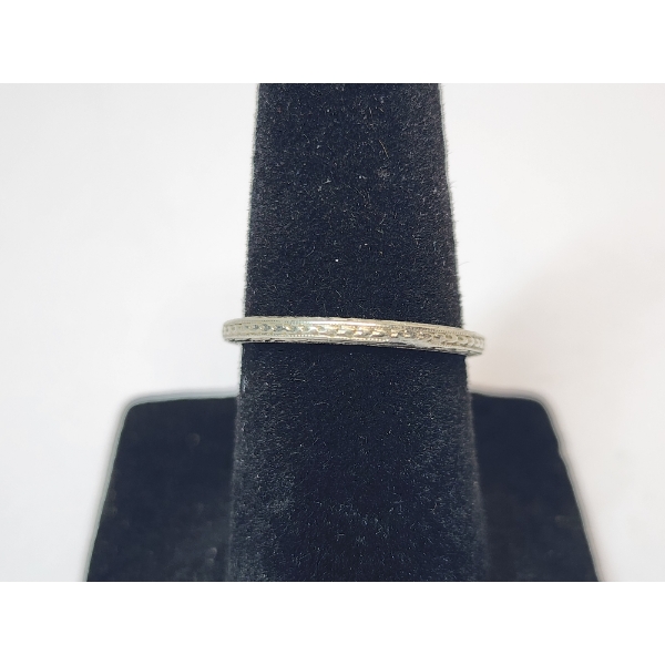 18K White Gold Detailed Band Ring - Size 5 - Total Weight: 1.6g
