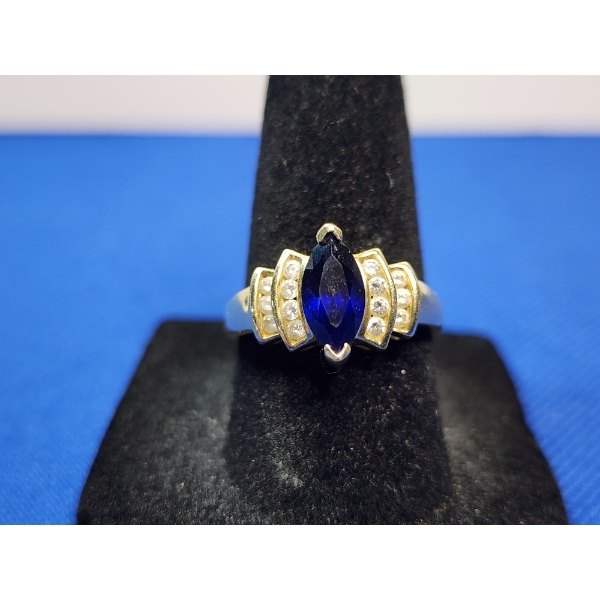 Stunning 14K Gold Ring with Dark Blue Stone - Size 7.5 - 3.5g