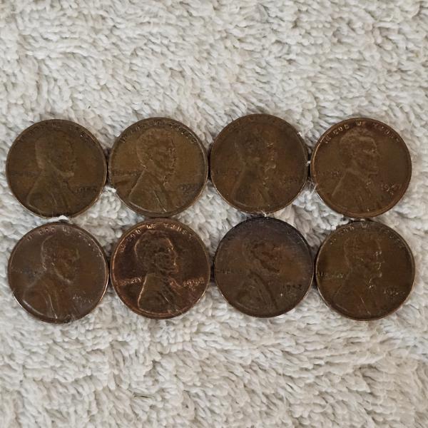 Collection Of Eight Loose Vintage United States Lincoln Wheat 1¢ Penny Coins FV: $.08