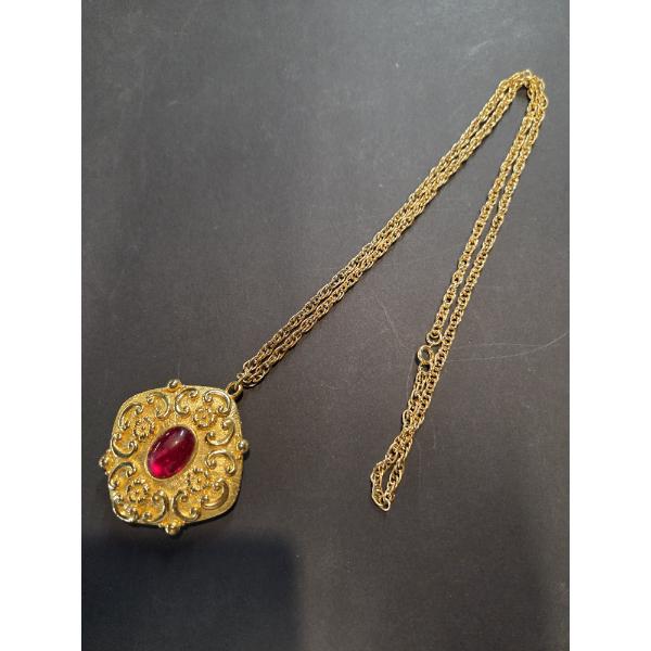 Pretty 17'' Gold Tone Necklace With Red Accent Medallion In Great Condition